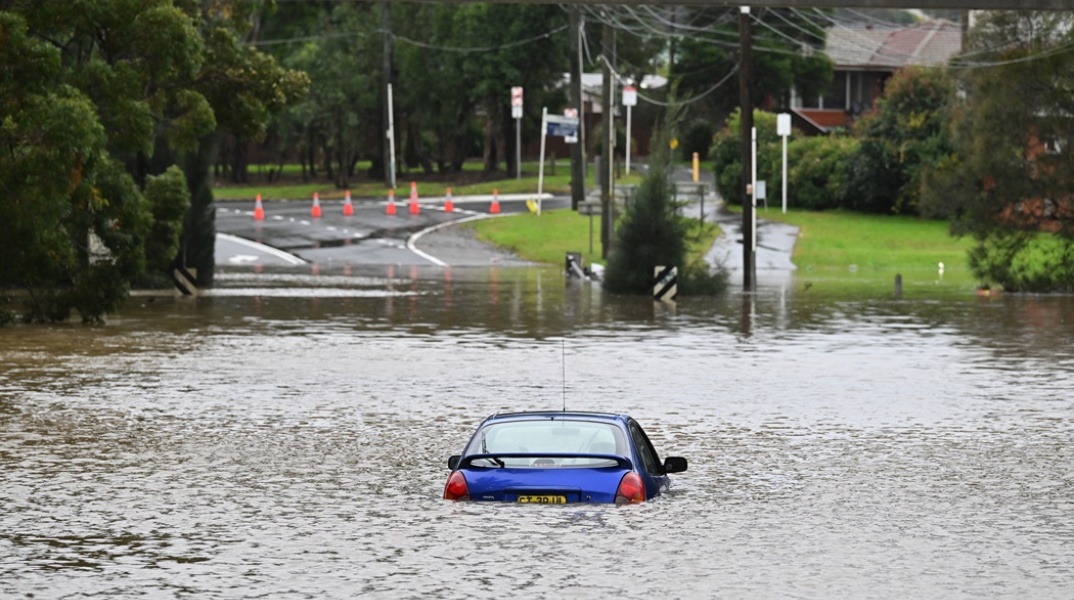 Πλημμύρες στην Αυστραλία: Αυτοκίνητο σχεδόν καλυμμένο από το νερό σε δρόμο του Σίδνεϊ