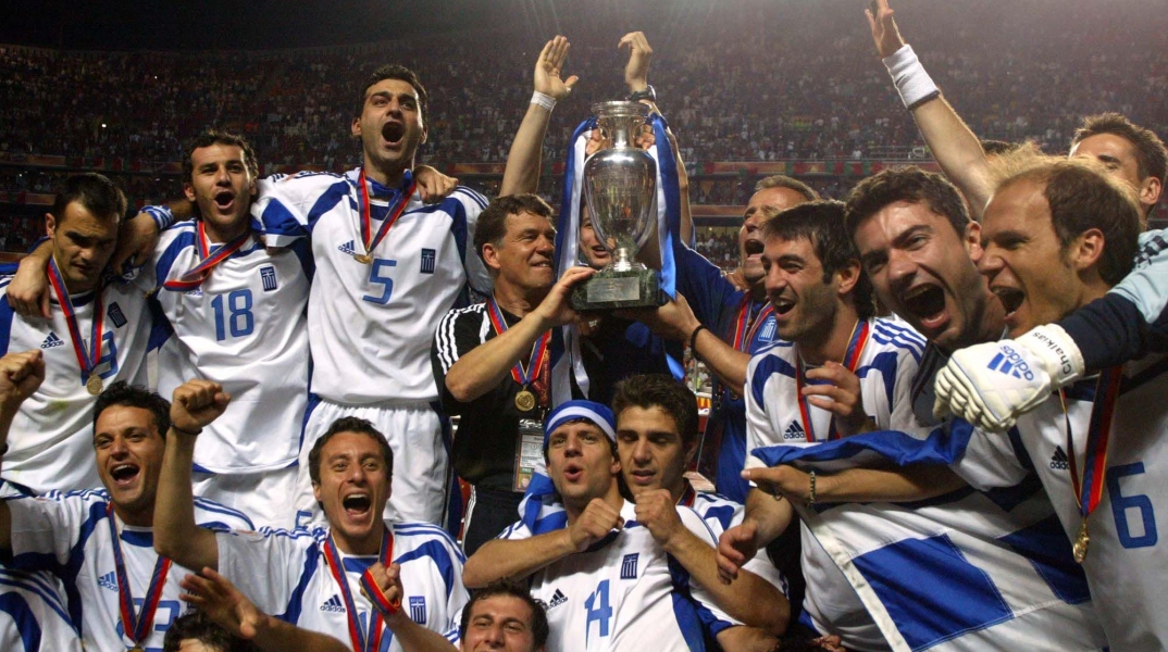 Οι παίκτες της Εθνικής Ελλάδος πανηγυρίζουν την κατάκτηση του Euro 2004 στην Πορτογαλία