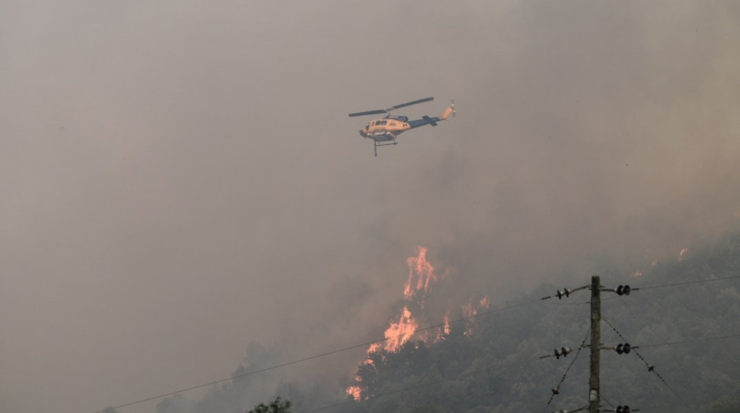 Φωτιά τώρα στην Ηλεία: Πυροσβεστικά ελικόπτερα επιχειρούν στο μέτωπο