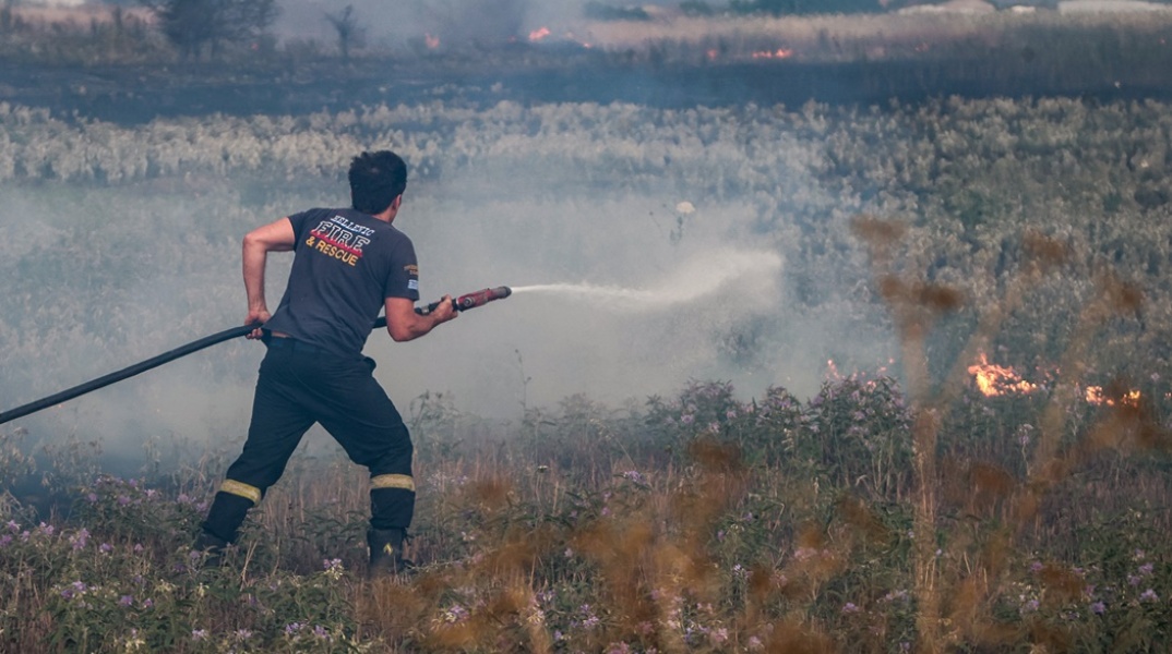 Φωτιά τώρα - Πυροσβέστης επιχειρεί σε φωτιά με τη μάνικα ανά χείρας