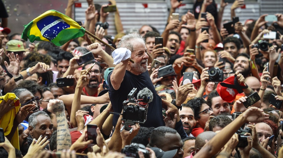 Ο Λουίς Ιγκνάσιο Λούλα ντα Σίλβ,  ηγέτης της Αριστεράς στη Βραζιλία, στους ώμους οπαδών του