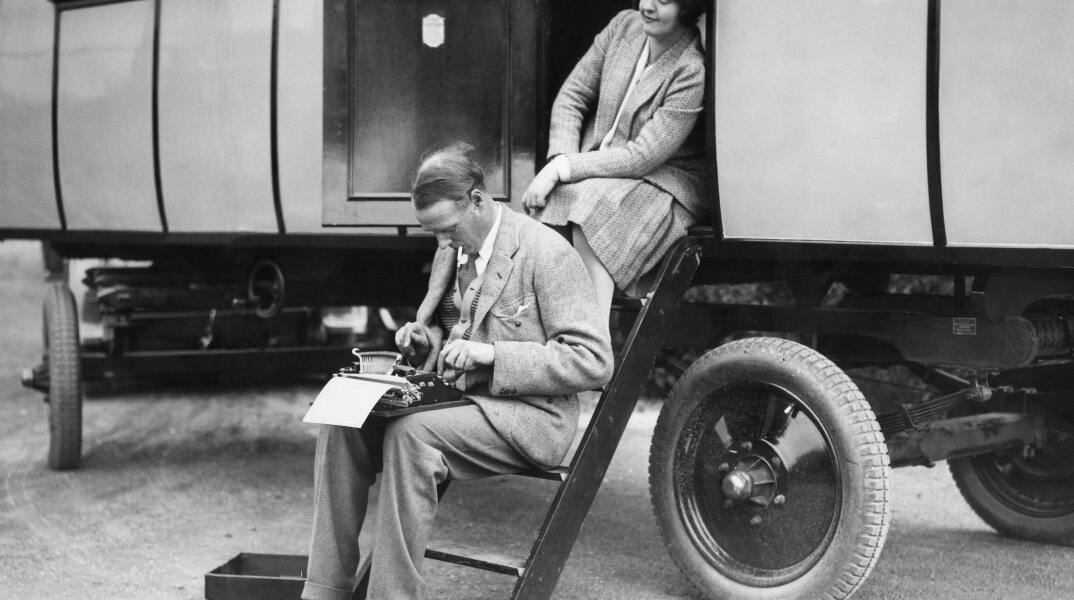 Ο συγγραφέας Lewis Sinclair δακτυλογραφεί σε γραφομηχανή υπό το βλέμμα της δημοσιογράφου και σύζυγού του, Dorothee Thompson