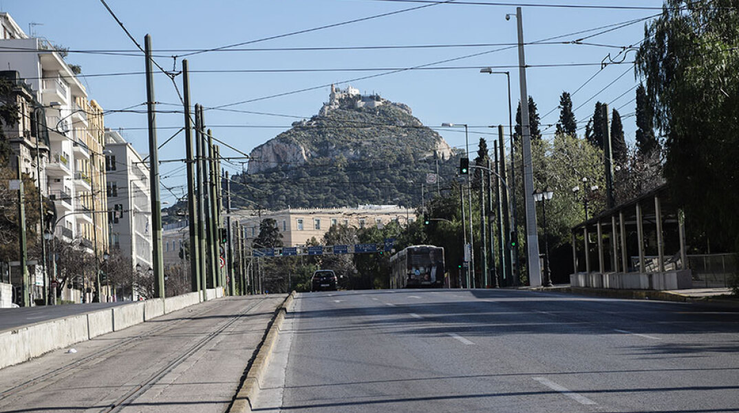 H έρημη Αθήνα την πρώτη μέρα του lockdown - Εικόνα από τους άδειους δρόμους στο Σύνταγμα, στο βάθος ο Λυκαβηττός 