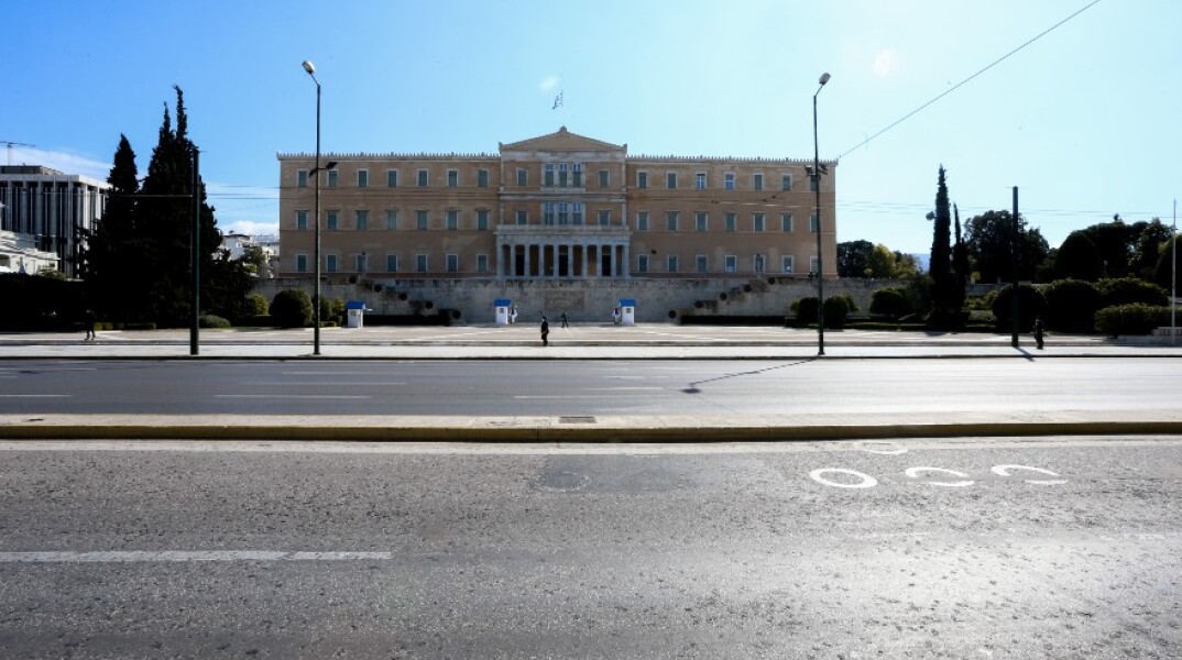 Στιγμιότυπα από το άδειο κέντρο της Αθήνας κατά την Καθαρά Δευτέρα 2021