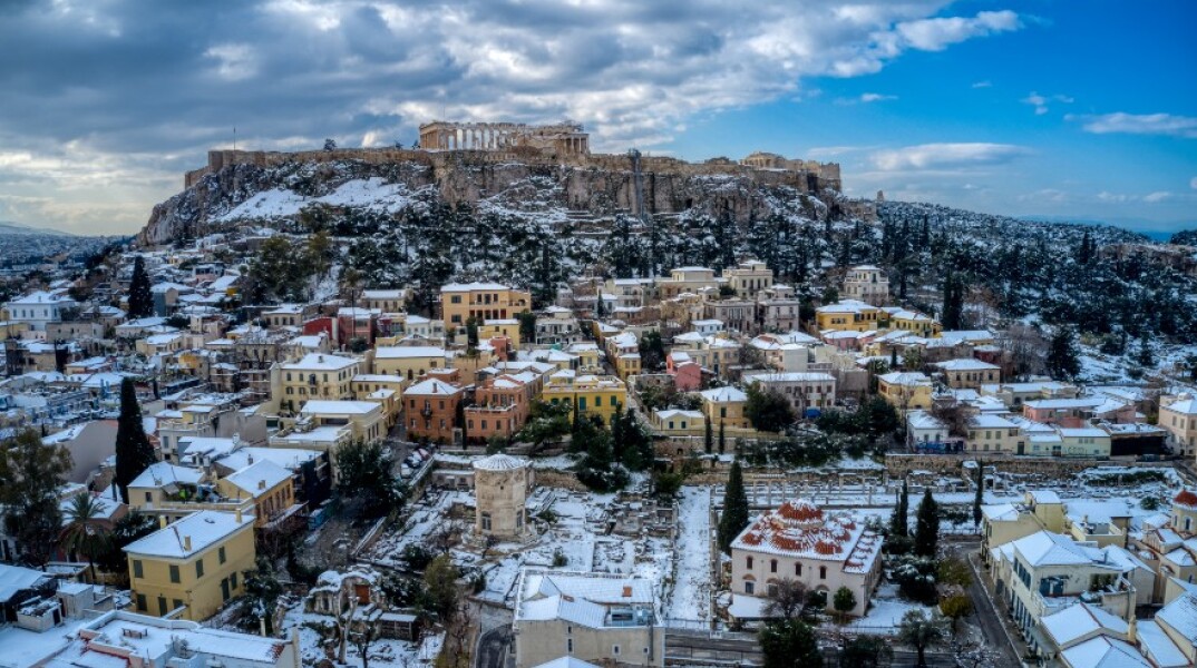Στιγμιότυπα από την χιονισμένη Αθήνα μία ημέρα μετά την κακοκαιρία «Μήδεια»