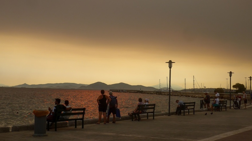 Καπνός από την Εύβοια πάνω από την Αττική