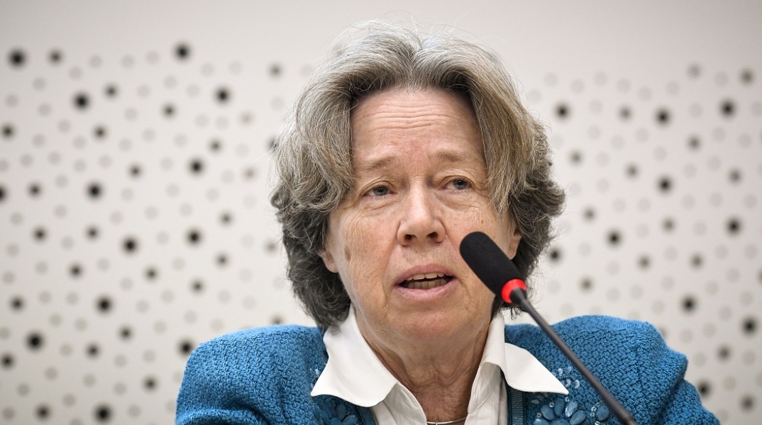 Η καθηγήτρια, Αθηνά Λινού