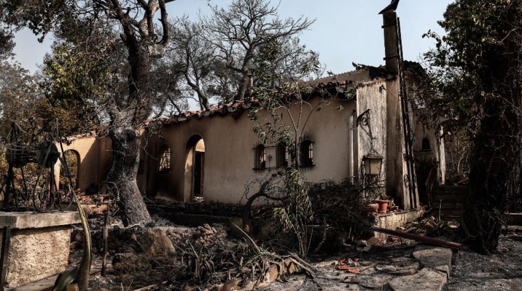 Φωτιά στη Βαρυμπόμπη: Η επόμενη ημέρα (εικόνες)