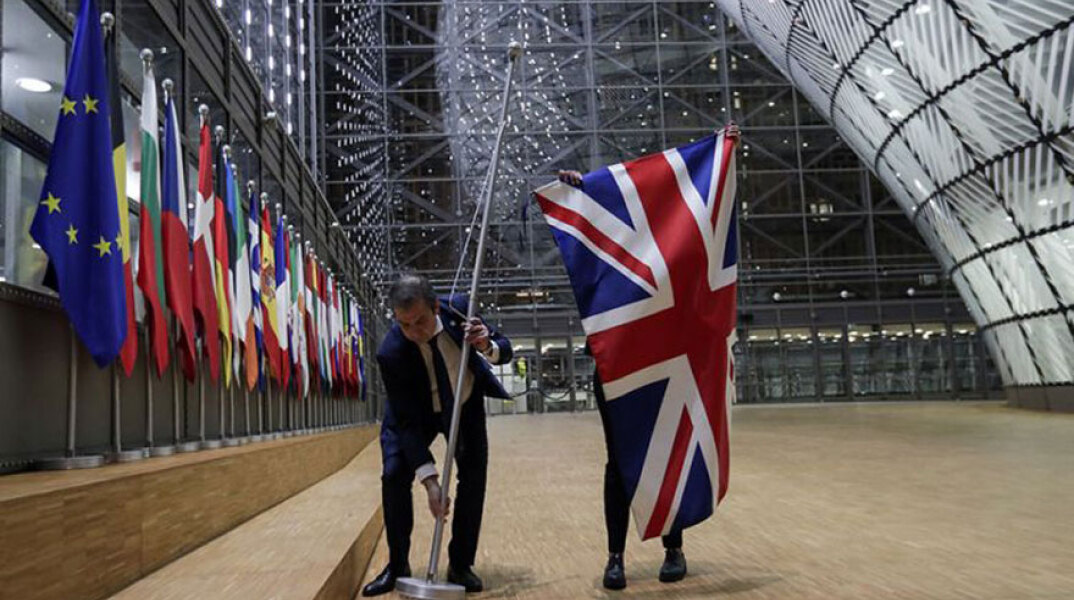 Υποστολή της βρετανικής σημαίας στο κτίριο του Ευρωπαϊκού Συμβουλίου 