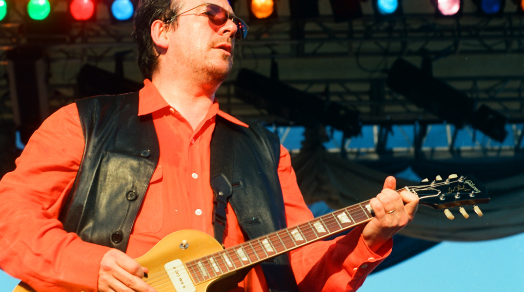 Στιγμιότυπο από τη συναυλία του Elvis Costello στην Αθήνα το 1996