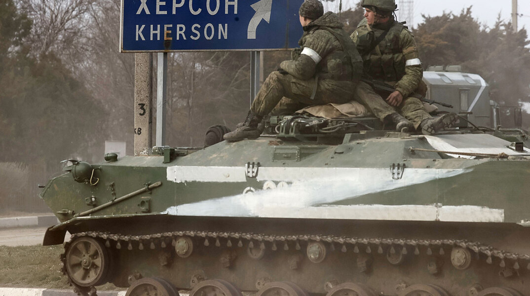 Ρωσο-ουκρανικός πόλεμος: Στρατιωτική κινητοποίηση ρώσων αυτονομιστών στη Βόρεια Κριμαία. Χαρακτηριστικό το ρωσικό «Ζ» στο τανκ.