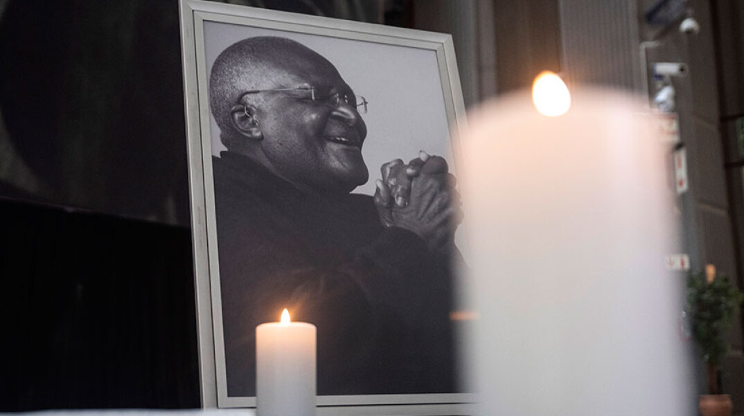 Ασπρόμαυρη φωτογραφία του αρχιεπισκόπου Desmond Tutu στη Νότια Αφρική με ένα αναμμένο κερί