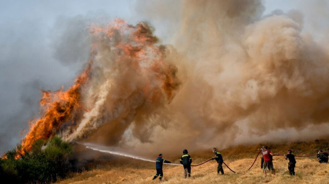 Πυροσβέστες και εθελοντές μάχονται φωτιά στην Αττική - Στο πειθαρχικό η δικηγόρος που έκανε την ανάρτηση για Εκάλη και Καστρί