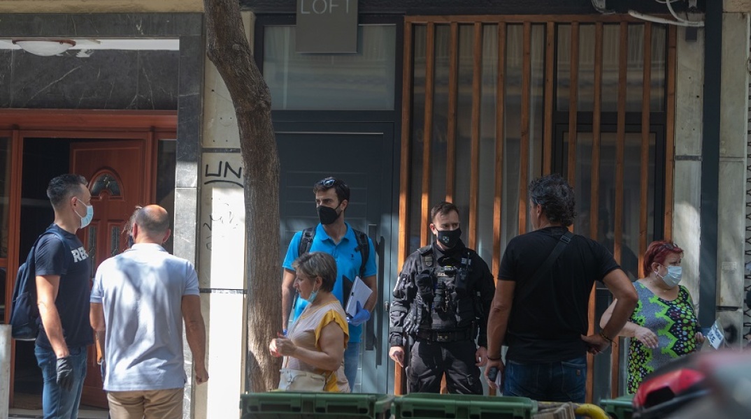 Δολοφονία 55χρονης στη Θεσσαλονίκη: Στιγμιότυπο από τον τόπο του εγκλήματος 