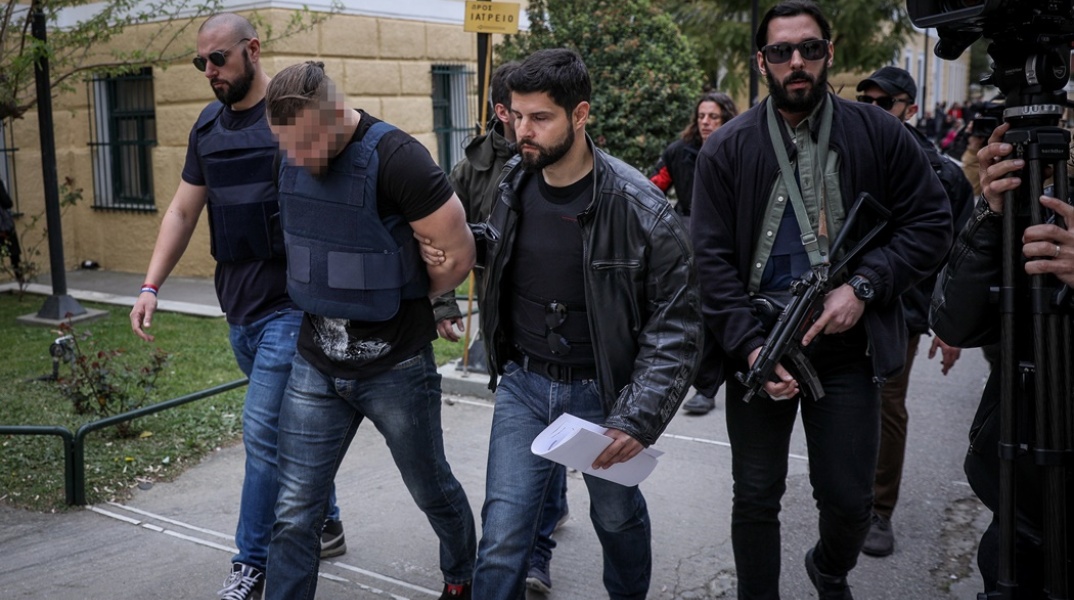 Ο δολοφόνος του επιχειρηματία, Γιάννη Μακρή, κατά την προσαγωγή του στον ανακριτή