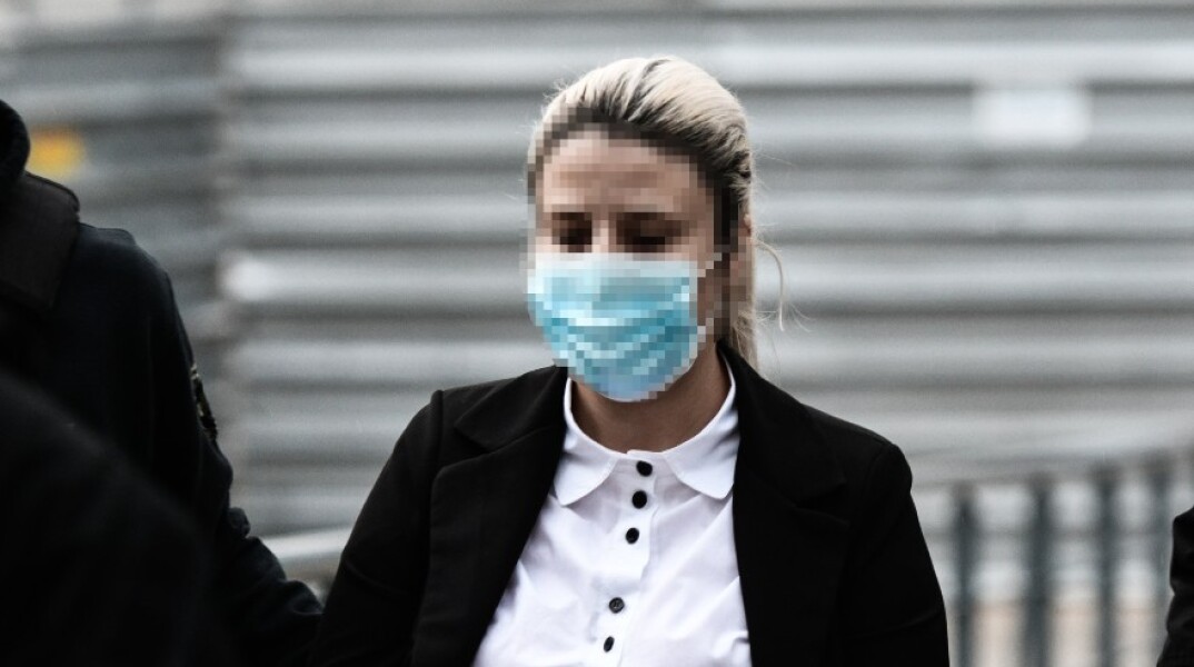 Η Έφη Κακαράντζουλα την ώρα που φτάνει στο Δικαστήριο για την απολογία της