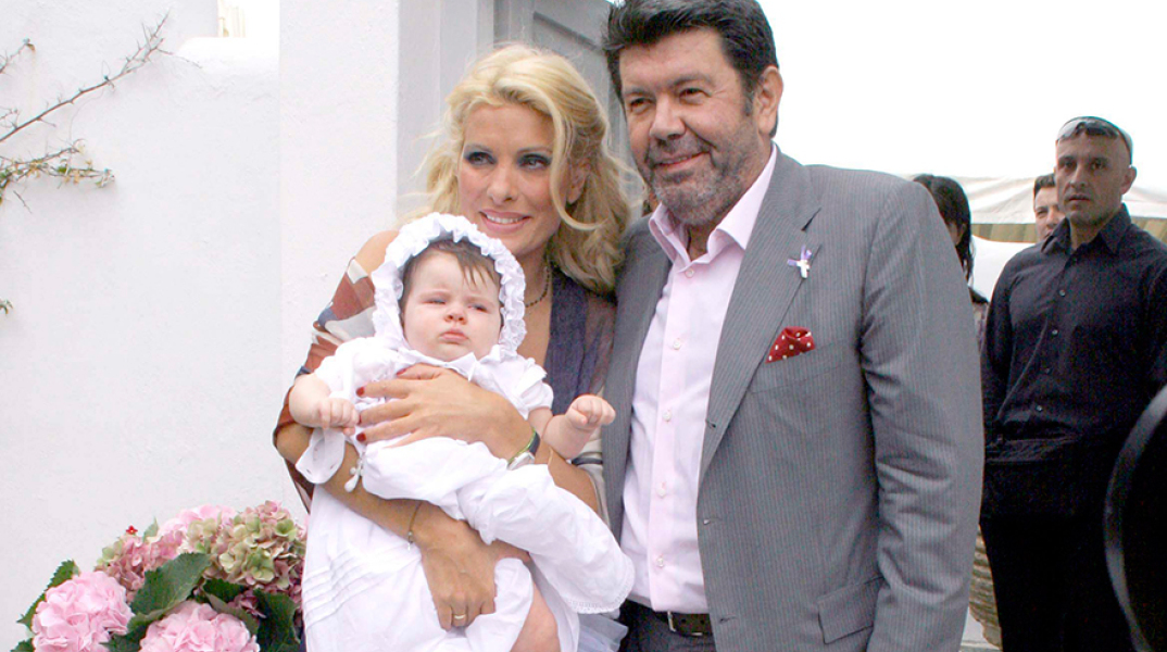 Η Ελένη Μενεγάκη και ο Γιάννης Λάτσιος στη βάφτιση της κόρης τους