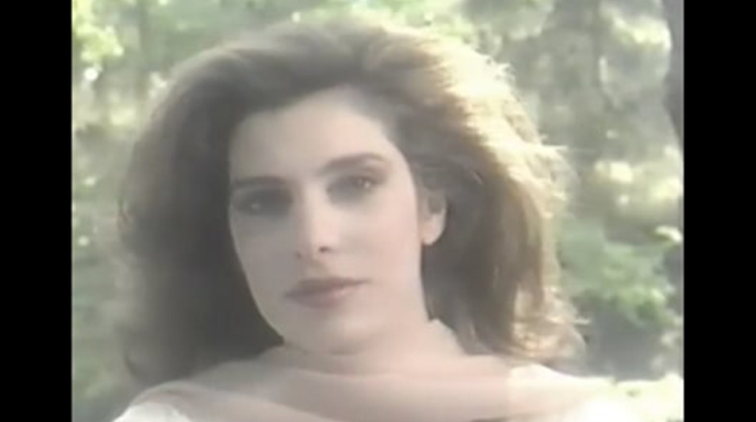 Η Ελένη Μενεγάκη στο video clip του τραγουδιού «Προκαλείς» του Μιχάλη Ρακιντζή (1990)