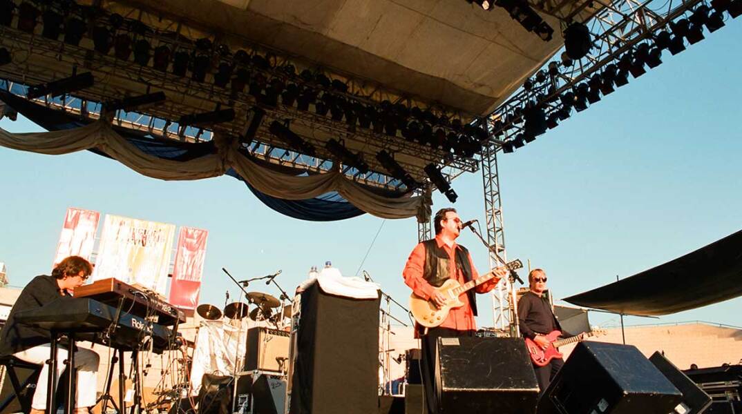 Στιγμιότυπο από τη συναυλία του Elvis Costello στην Αθήνα το 1996