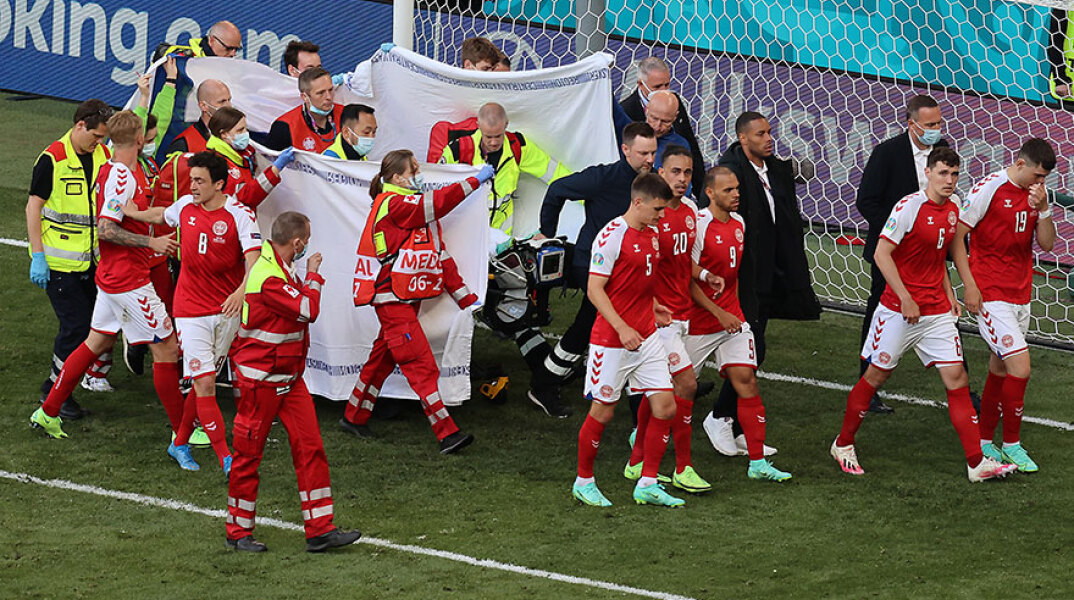 Ο Κρίστιαν Έρικσεν απομακρύνεται με φορείο στο παιχνίδι Δανία - Φινλανδία μετά την κατάρρευσή του στον αγωνιστικό χώρο - Το ιατρικό τιμ έχει απλώσει σεντόνια κατά τη μεταφορά του ποδοσφαιριστή