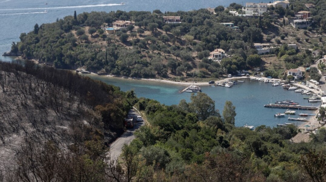 Οι πρώτες εικόνες από τη φωτιά στον Άγιο Στέφανο στον Ερημίτη Κέρκυρας