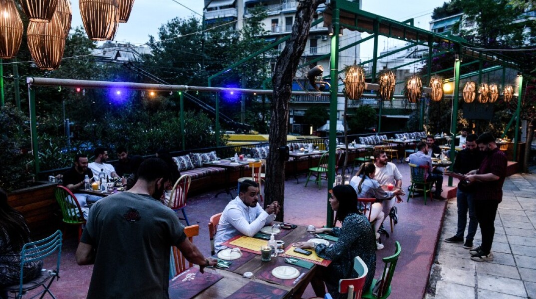 Στιγμιότυπο από το άνοιγμα της εστίασης το βράδυ της Δευτέρας του Πάσχα