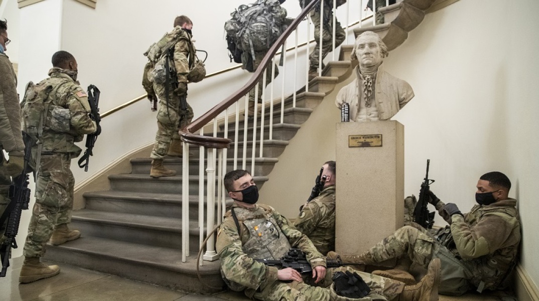 Μέλη της Εθνοφρουράς στο Καπιτώλιο 
