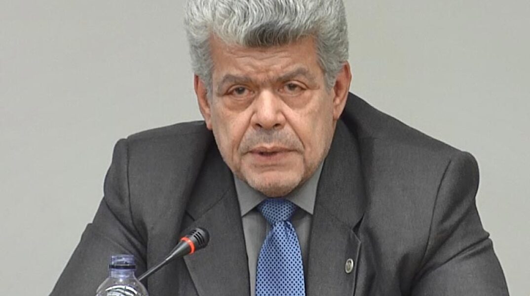 Ο Γιώργος Καραμπελιάς συνομιλεί με τον καθηγητή Ιωάννη Θ. Μάζη