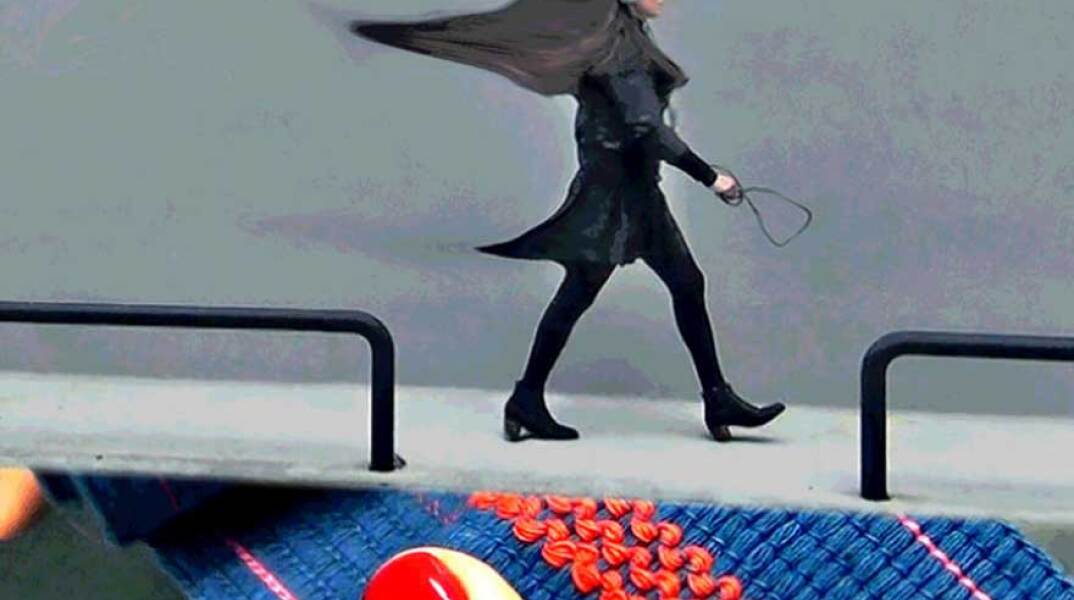 Έρση Κρούσκα και Άγγελος Σκούρτης, Η Επίσκεψη / Κλωστοϋφαντουργίας ΜΕΝΤΗΣ