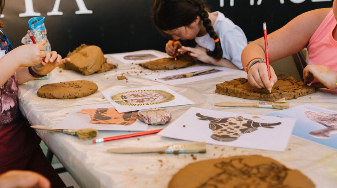 Έκθεση με έργα παιδιών εμπνευσμένα από την έκθεση «Πικάσο και αρχαιότητα: Γραμμή και Πηλός» © Paris Tavitian