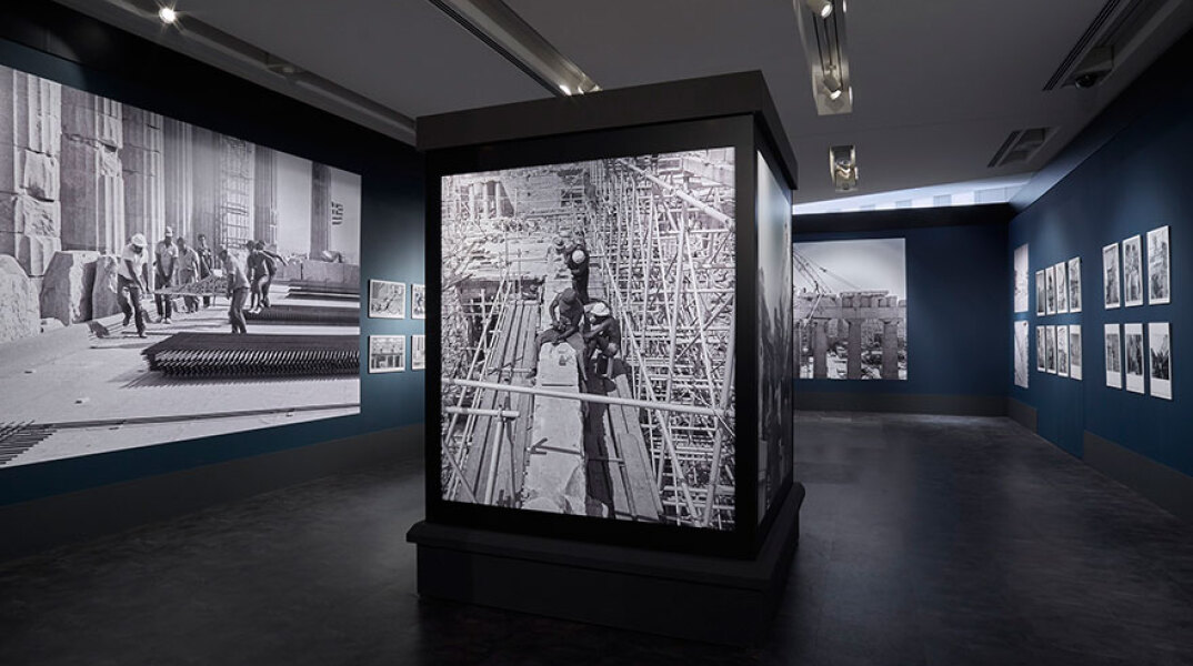 smili kai mnimi moyseio akropolis