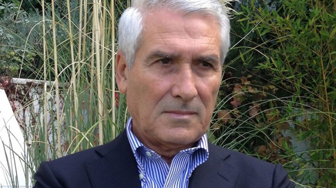 O Νίκος Θρασυβούλου συνομιλεί με τον ποιητή Βαγγέλη Χρόνη