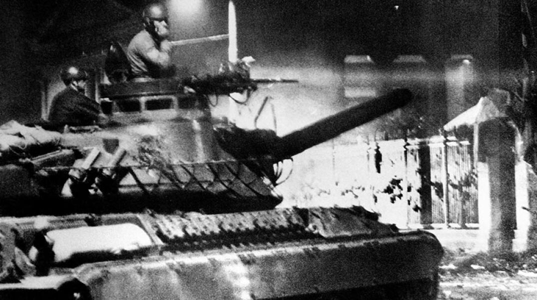 Ξημερώματα 17ης Νοεμβρίου 1973. Το τανκ μπροστά στην είσοδο του Πολυτεχνείου, λίγο πριν την εισβολή