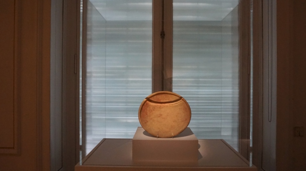 "Brice Marden και ελληνική αρχαιότητα": μαρμάρινη πρωτοκυκλαδική φιάλη με ίχνη ερυθρού χρώματος από τη συλλογή του Μουσείου Κυκλαδικής Τέχνης