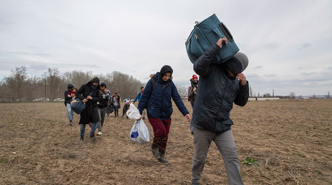Κουβαλώντας τα λιγοστά υπάρχοντά τους, πρόσφυγες και μετανάστες συγκεντρώνονται στα ελληνοτουρκικά σύνορα στον Έβρο