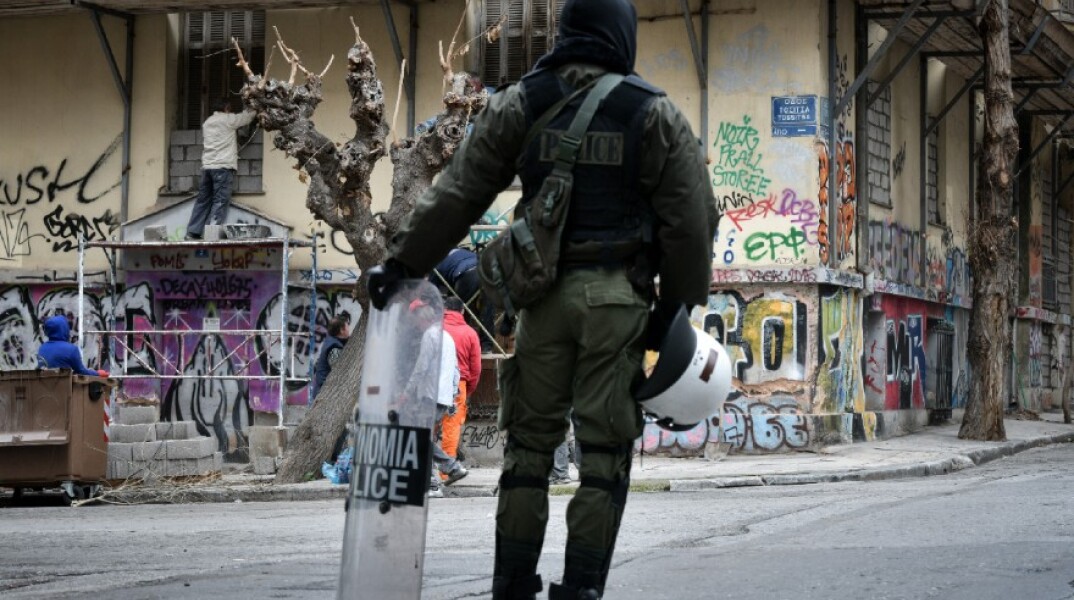 Επιχείρηση εκκένωσης υπό κατάληψης κτιρίου στα Εξάρχεια