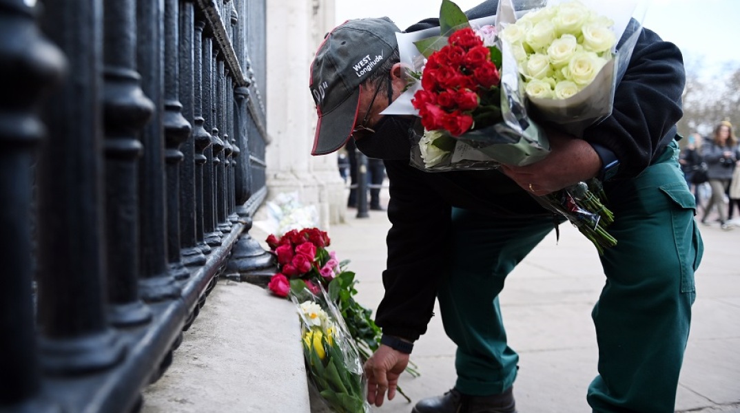 Πολίτες αφήνουν λουλούδια έξω από το παλάτι του Μπάκιγχαμ