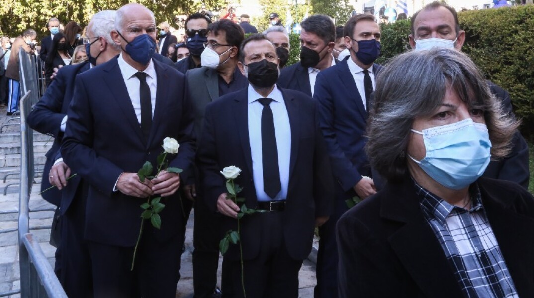 Πλήθος κόσμου στο λαϊκό προσκύνημα της σορού της Φώφης Γεννηματά