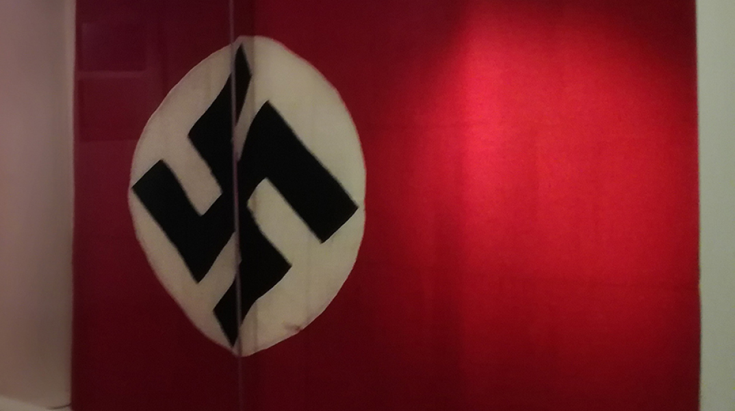 Η σημαία των Ναζί (Η σημαία βρίσκεται στον ΧΩΡΟ ΙΣΤΟΡΙΚΗΣ ΜΝΗΜΗΣ 1941-1944,  Κοραή 4)