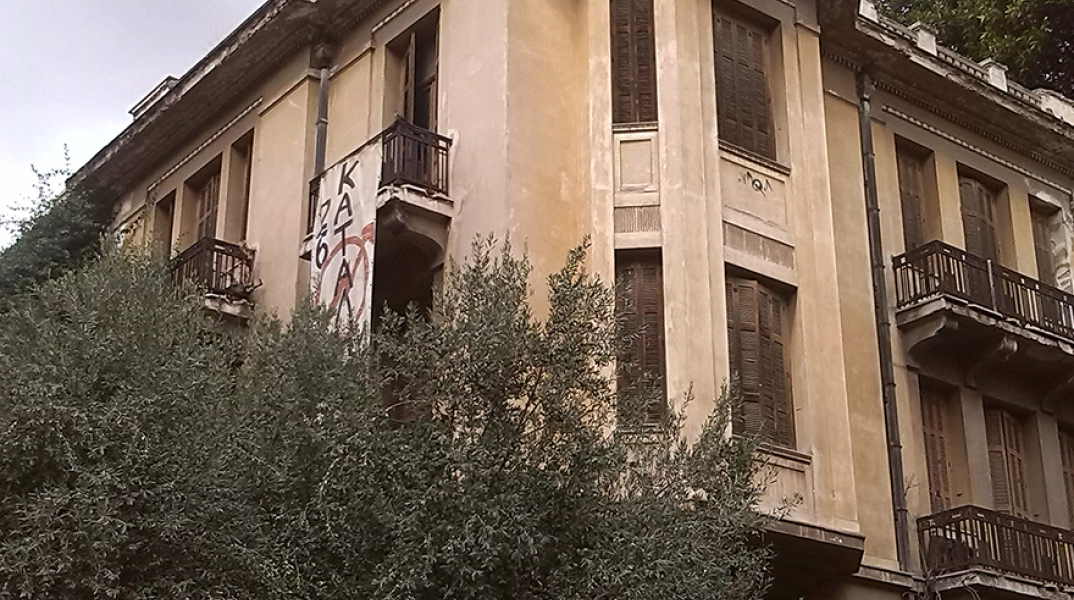 κτίριο Μεταξάτου, στην οδό Λ.  Καραγιάννη 37