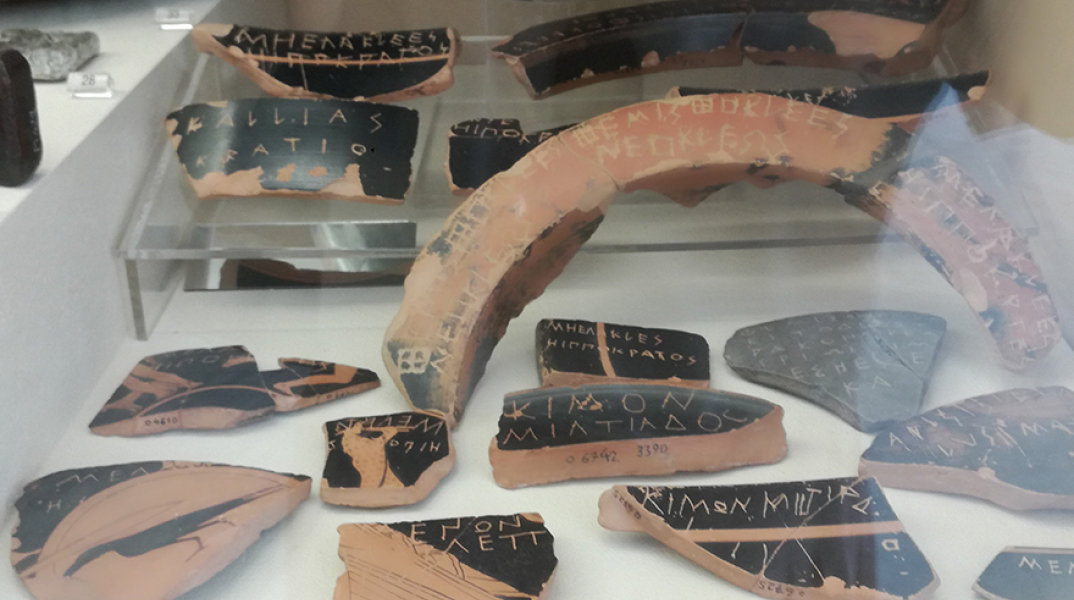 Οστρακα με εγχάρακτα ονόματα γνωστών Αθηναίων που είχαν υποστεί τη δοκιμασία του οστρακισμού (Μουσείο Κεραμεικού)