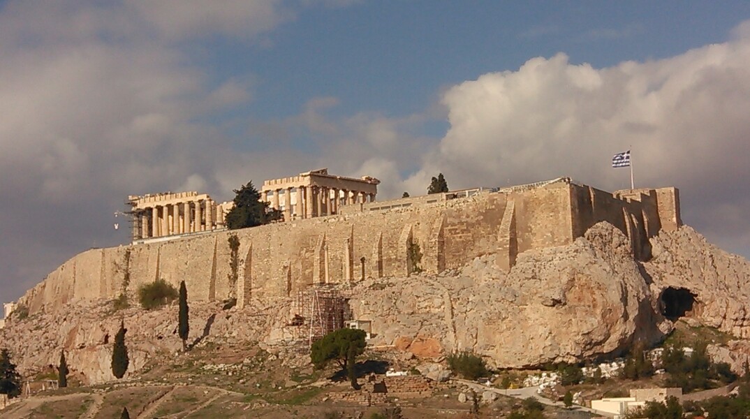 foto_1._ieros_vrahos_tis_akropolis.jpg