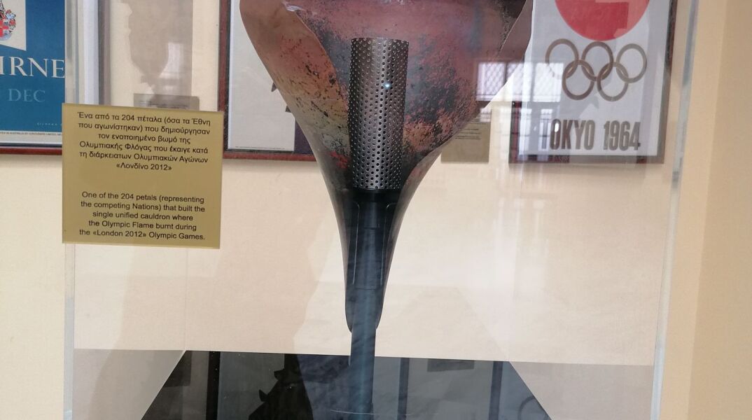 Ενα από τα 204 πέταλα  που δημιούργησαν τον ενοποιημένο βωμό της ολυμπιακής φλόγας που έκαιγε κατά την διάρκεια των Ολυμπιακών Αγώνων στο Λονδίνο, το 2012