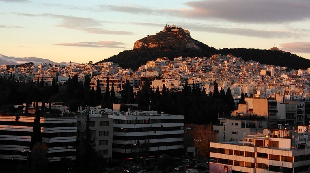 Η θέα του Λυκαβηττού μέσα από το Παναθηναϊκό Στάδιο