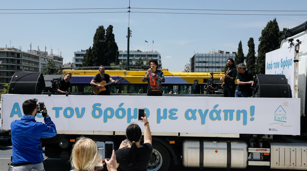 Η ΑΛΚΗΣΤΙΣ ΠΡΩΤΟΨΑΛΤΗ ΤΡΑΓΟΥΔΑΕΙ ΣΤΟΥΣ ΔΡΟΜΟΥΣ ΚΑΙ ΕΞΩ ΑΠΟ ΝΟΣΟΚΟΜΕΙΑ ΤΗΣ ΑΘΗΝΑΣ