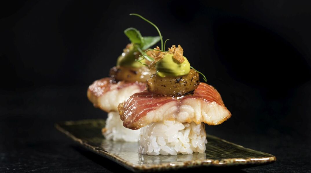 Νigiri με καπνιστό χέλι στιφάδο στο Huracan