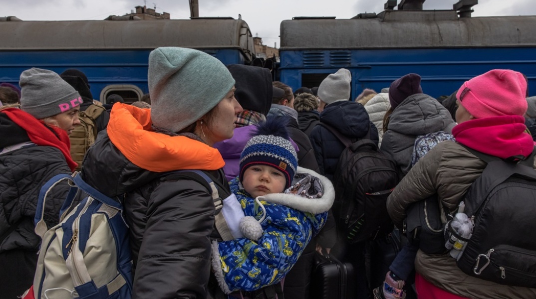 Ουκρανοί πρόσφυγες με παιδιά στα χέρια και λίγα πράγματα αναζητούν διαφυγή μέσω τρένο στο Ιρπίν