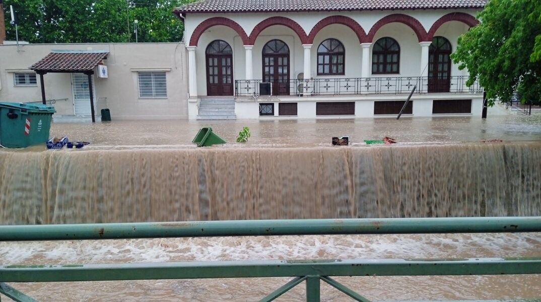 Κακοκαιρία Genesis στη Λάρισα: Πλημμύρες από την ισχυρή βροχόπτωση