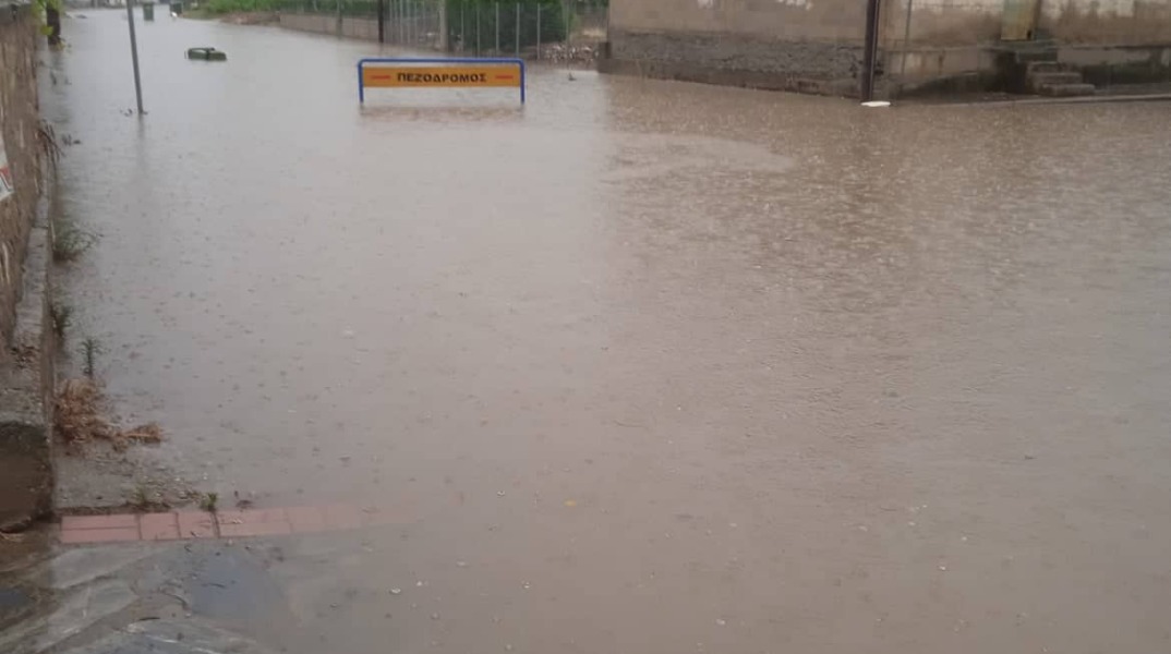 Kακοκαιρία Genesis: Πλημμυρισμένος δρόμος στη Λάρισα