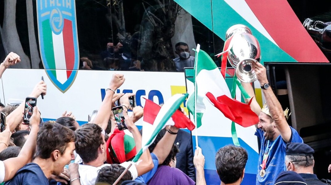 Ο Κιελίνι με το τρόπαιο στα χέρια του κατά την άφιξη της ομάδας στο ξενοδοχείο της στη Ρώμη